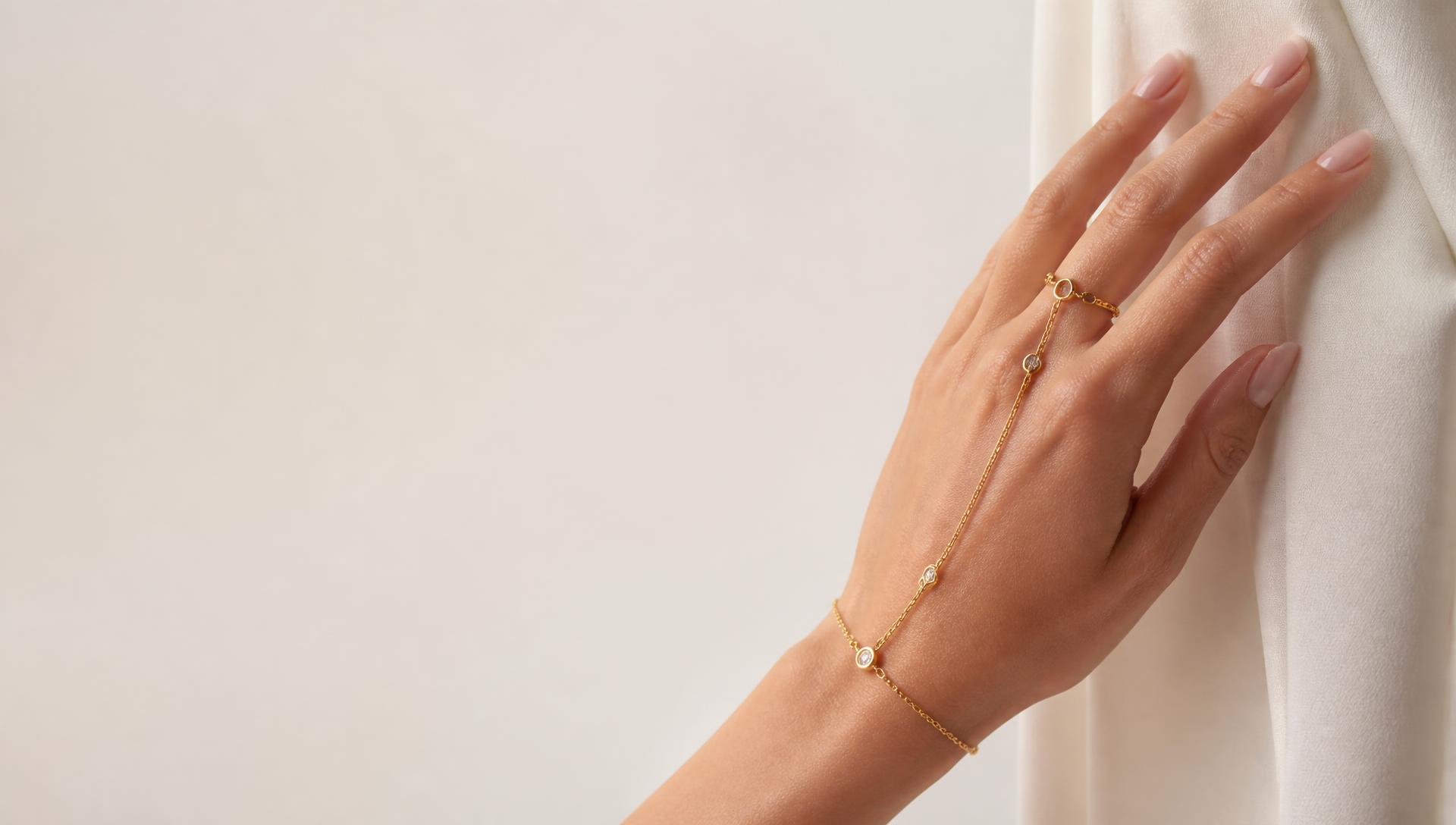 SAFIYA HANDKETTE getragen